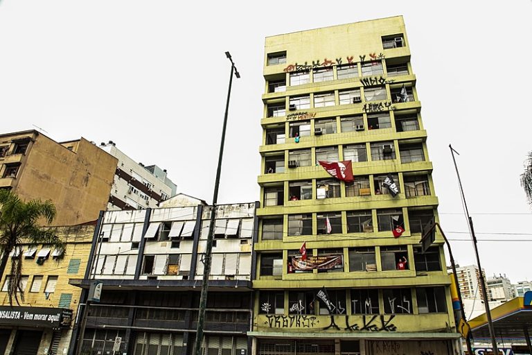 Ocupação Sepé Tiaraju, em Porto Alegre, conquista imóvel para moradia de cerca de 80 famílias
