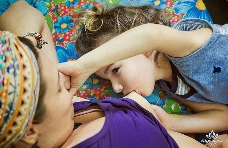 Agosto Dourado: campanha debate direitos de mães que amamentam e trabalham