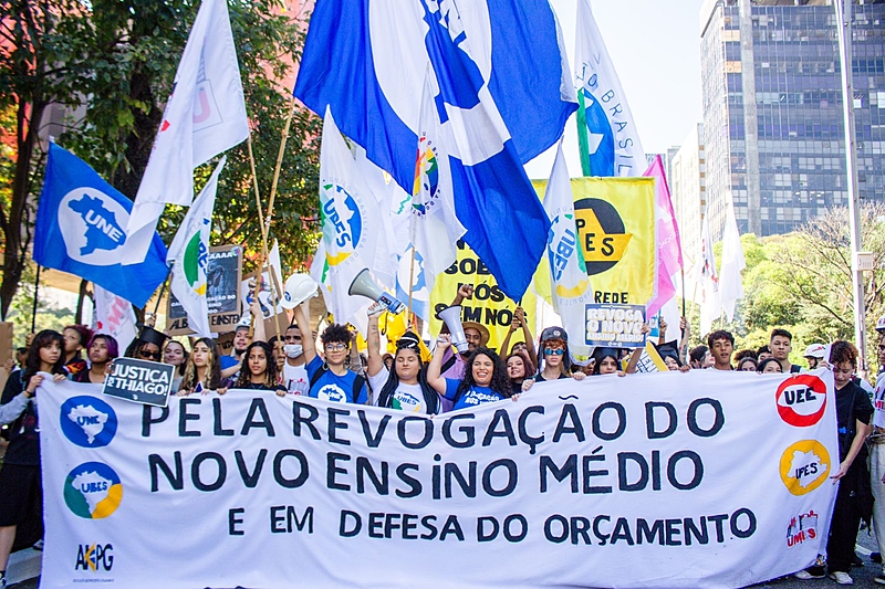 Estudantes protestam contra o Novo Ensino Médio em São Paulo (SP); manifestação na Avenida Paulista marca o Dia do Estudante, celebrado nesta sexta-feira (11)