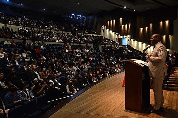 'A raça é uma forma de regulação econômica no Brasil', enfatiza Silvio Almeida