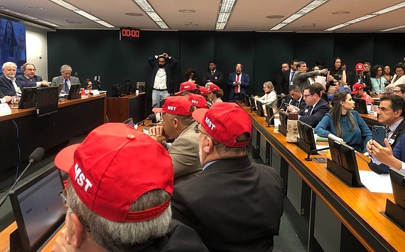 Parlamentares progressistas usam boné em apoio ao Movimento dos Trabalhadores Rurais Sem Terra durante depoimento do dirigente João Pedro Stedile à CPI do MST nesta terça-feira (15)