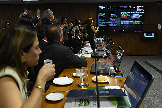 Após articulação da bancada ruralista, marco temporal é aprovado em comissão do Senado