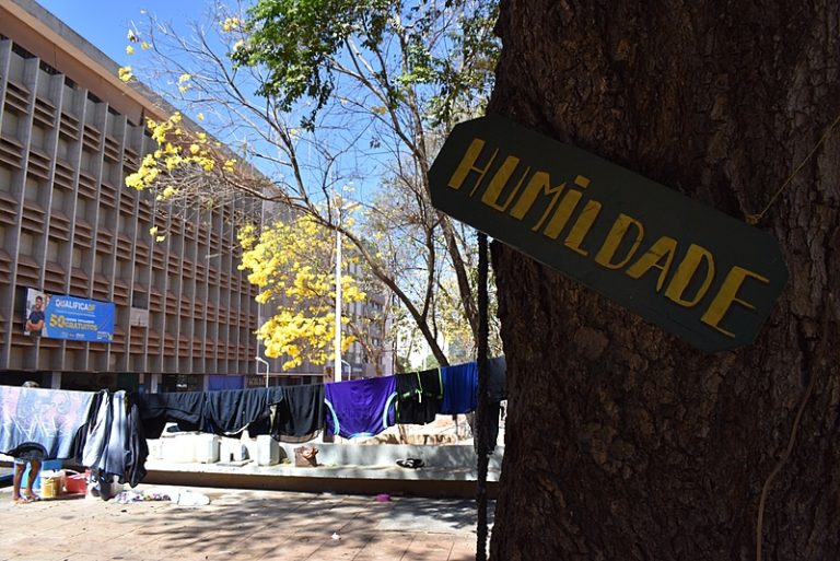'Café com Escuta' alimenta corpo e alma de pessoas em situação de rua no DF