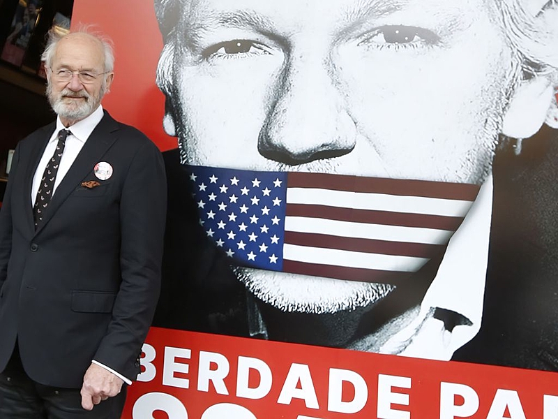 Pai do ativista Julian Assange, John Shipton, está no Brasil para denunciar prisão política do ativista