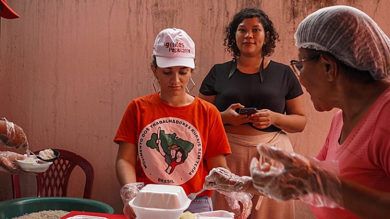 Arcebispo Dom Paulo Jackson inaugura duas cozinhas populares da Campanha Mãos Solidárias