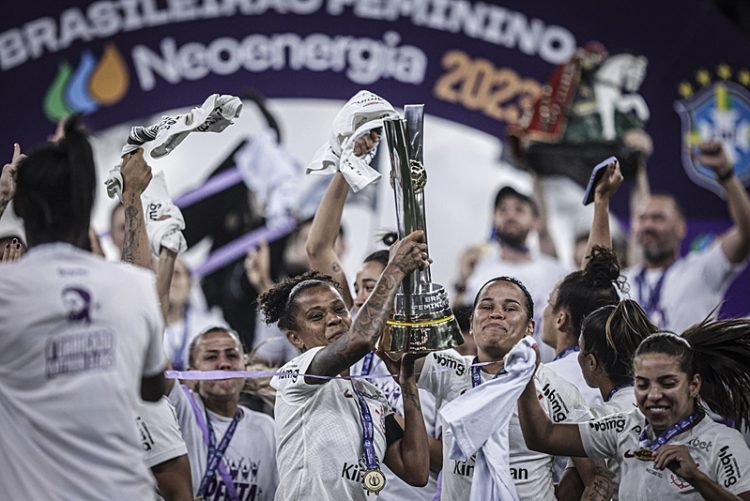 Com recorde de público, Corinthians vence Ferroviária e leva o ...