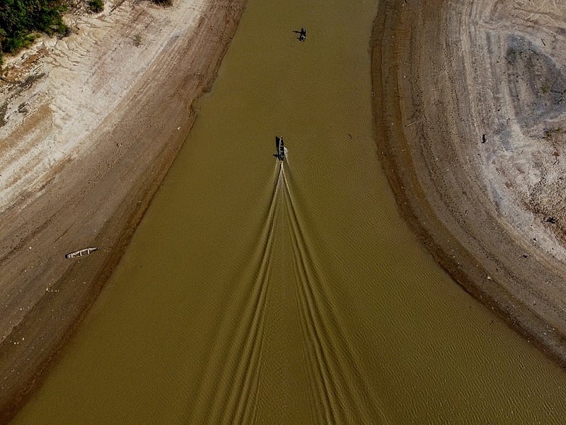 Seca na Amazônia: Canoa navega em trecho com baixa profundidade do Rio Solimões