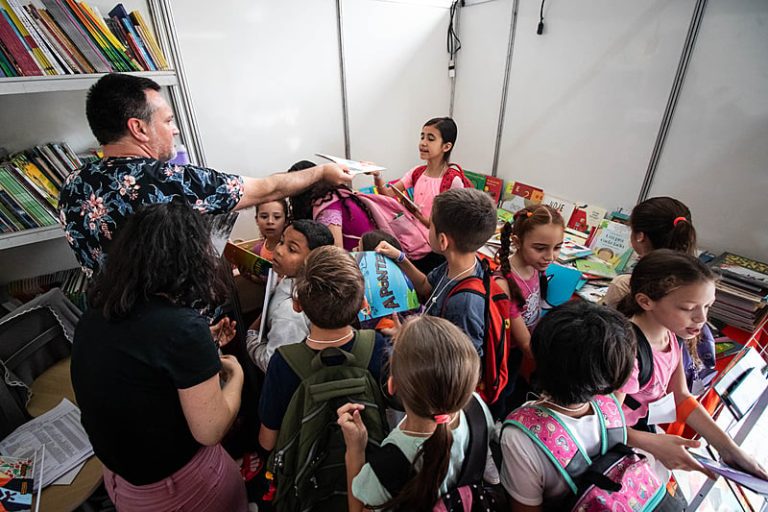 São Leopoldo distribui mais de 30 mil vale-livros para estudantes e professores do município