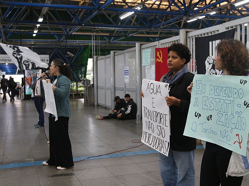 Protesto na estação Barra Funda, na capital paulista, durante greve unificada de trabalhadores do Metrô, CPTM e Sabesp contra as privatizações no estado de São Paulo.
