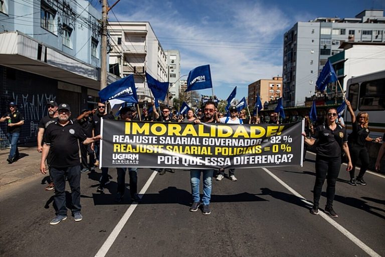 Policiais civis do RS protestam contra excesso de trabalho e pedem reajuste salarial