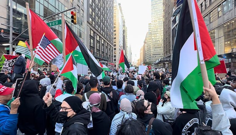 Em Nova York, Times Square é tomada por milhares de manifestantes pró-Palestina