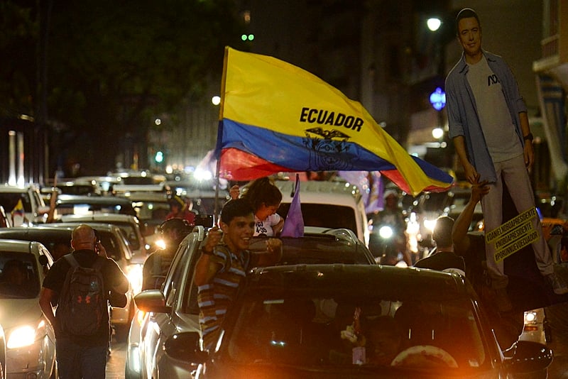 Eleitores comemoram vitória de Daniel Noboa, eleito presidente do Equador neste domingo (15); herdeiro do "império das bananas" concorreu no 2º turno com advogada de esquerda Luisa Gonzalez