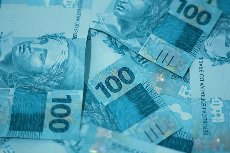 Apesar de alta no PIB, desindustrialização e queda nos investimentos preocupam, diz economista