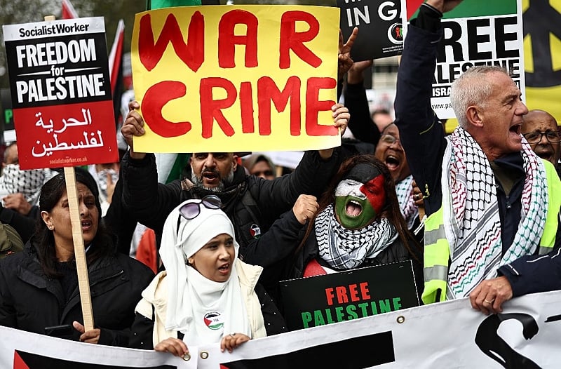 Manifestantes participam da Marcha pela Palestina em Londres, Reino Unido, neste sábado (21) e pedem o fim da guerra contra Gaza