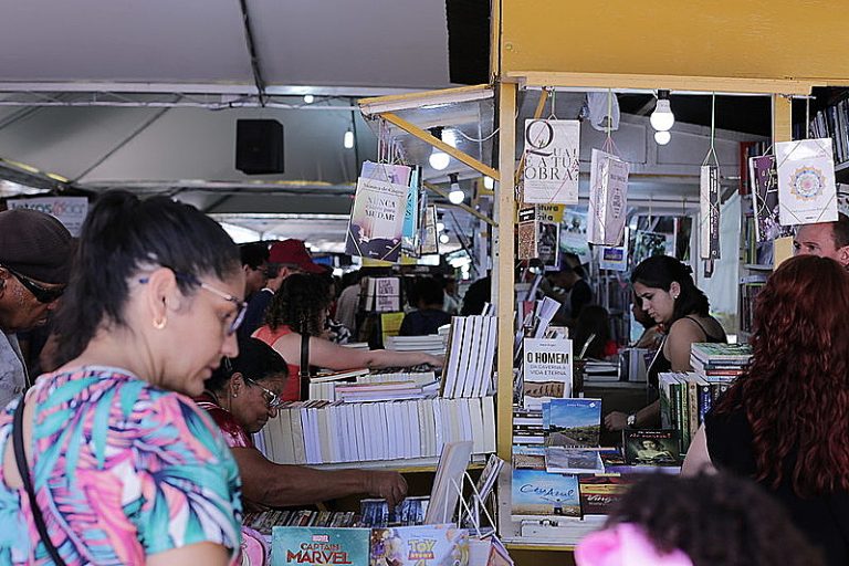 Primeira Feira do Livro da Restinga descentraliza o acesso à leitura em Porto Alegre