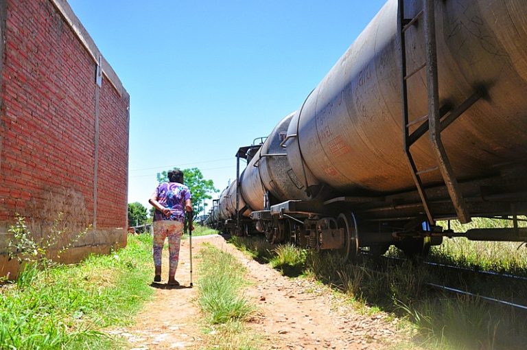 Os beira-trilhos: 200 mil pessoas vivem com o trem passando na sua porta em 55 municípios