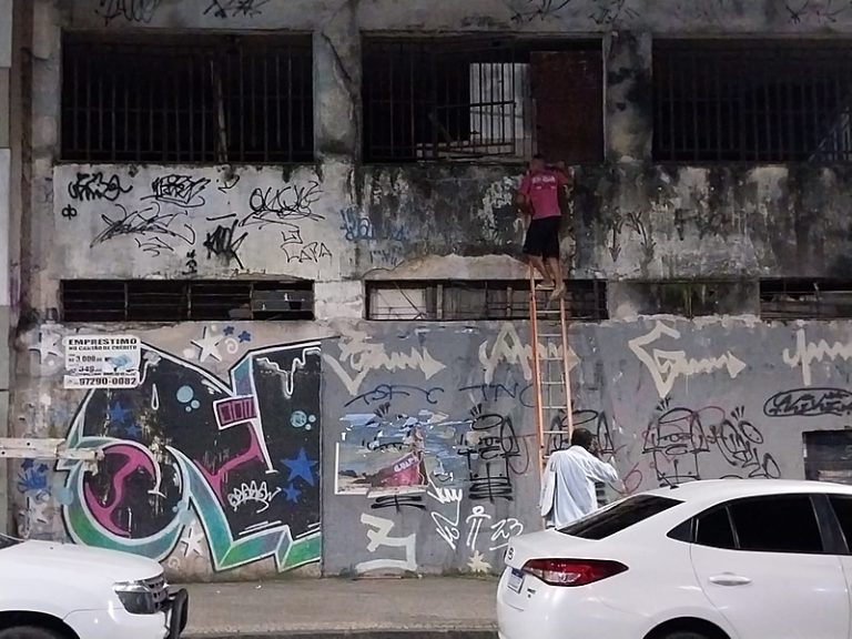 No Rio, movimento dos camelôs ocupa prédio público abandonado