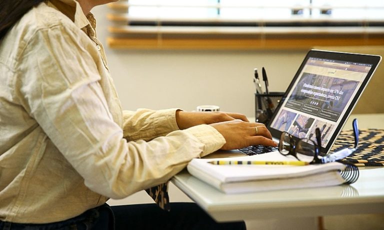 Como a redução da jornada de trabalho pode beneficiar trabalhadores e empregadores no Brasil?
