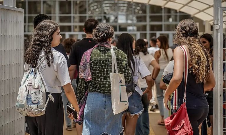 Projeto que cria mesada e ‘pé de meia’ para estudantes do ensino médio deve começar em março