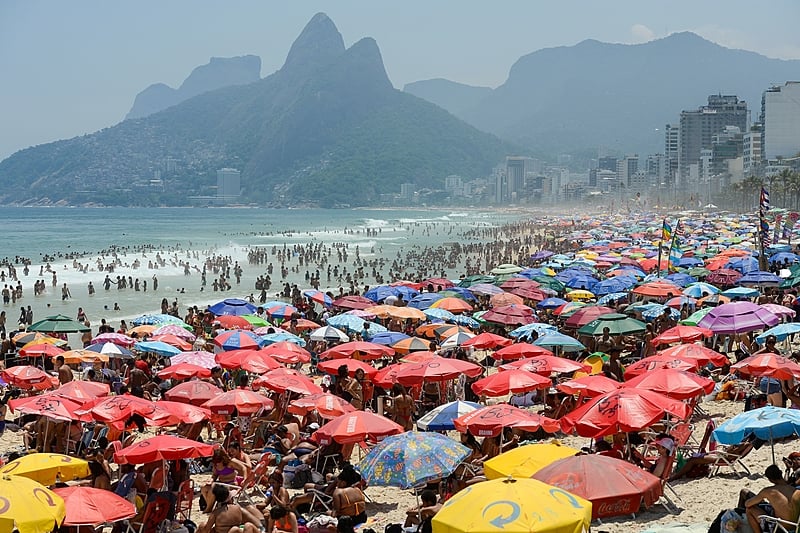 Cariocas e turistas lotam praia de Ipanema no feriado da Proclamação da República em dia de forte calor no Rio de Janeiro (RJ)