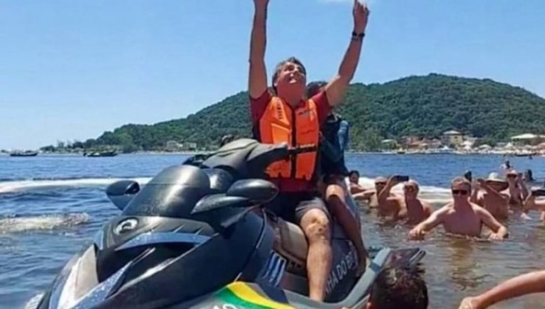 PF investiga Bolsonaro por importunar baleia no litoral de São Paulo