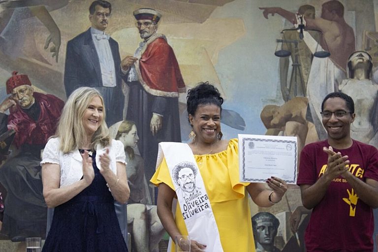 Ufrgs concede a Oliveira Silveira título de Doutor Honoris Causa 