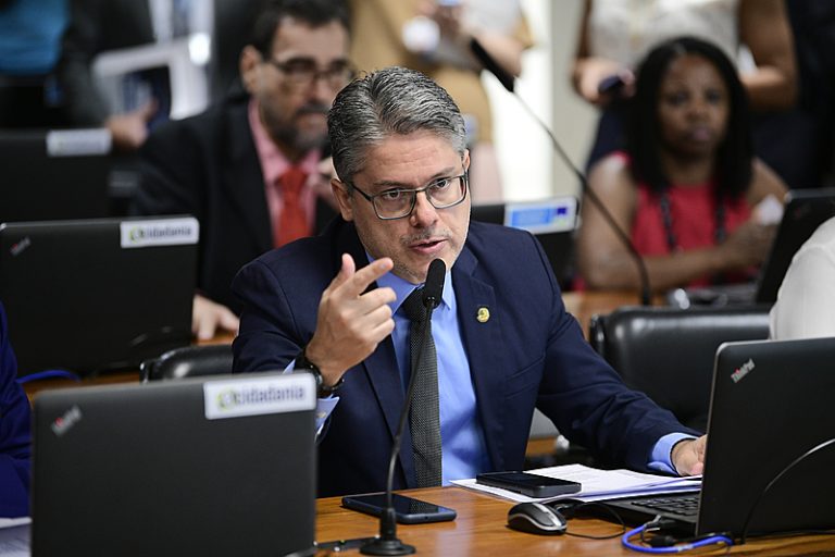 Em parecer, relator diz que PEC da Blindagem é ‘golpe fatal’ na legitimidade do Congresso