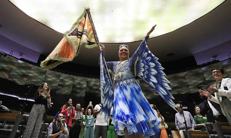 Porta-bandeira da Portela sofre racismo em aeroporto de Brasília, denuncia família