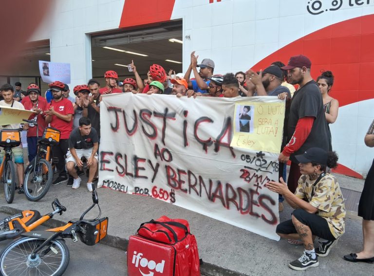Porto Alegre: Cicloentregadores protestam contra falta de segurança após morte de jovem