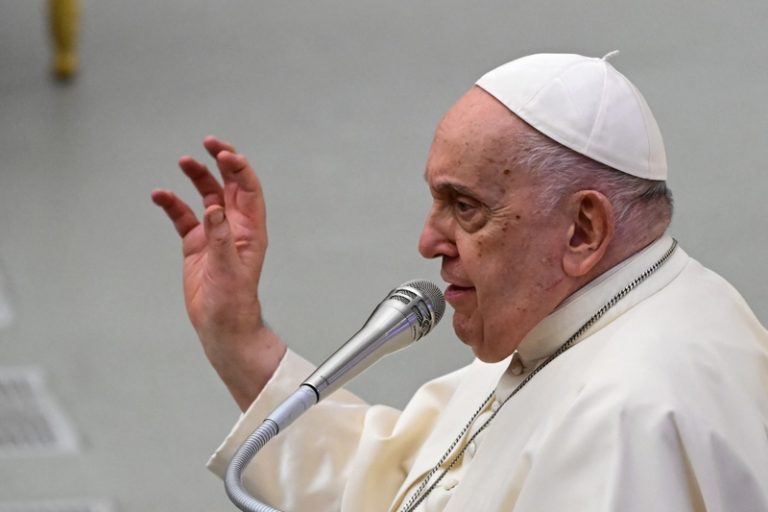 Papa Francisco respira sem máscara e está ‘estável’ após última recaída, diz Vaticano