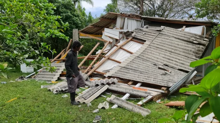Sem serem ouvidas, comunidades caiçaras são despejadas em Paranaguá, no litoral do Paraná 