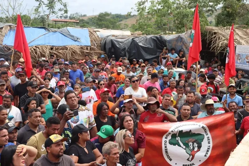 Ato em memória às nove vítimas da tragédia em acampamento do MST em Parauapebas (Pará) nesta segunda-feira (11)