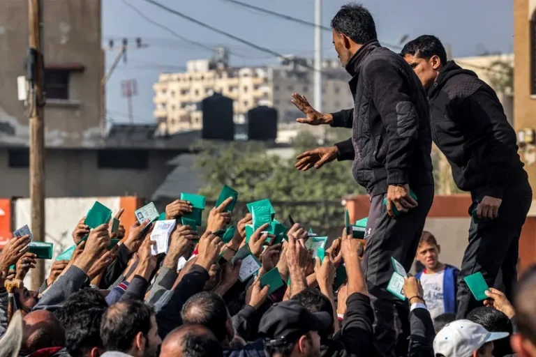 Debate sobre a fome como arma de guerra em Gaza ocupa livraria Expressão Popular em São Paulo 