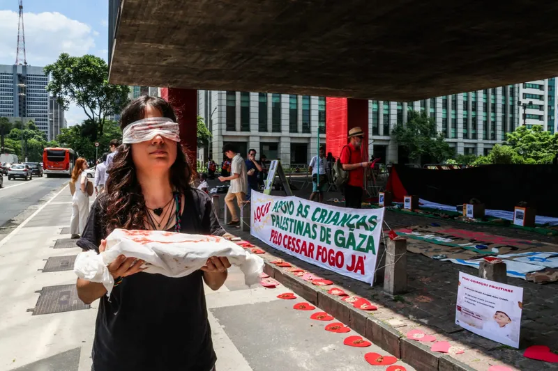 Manifestação em São Paulo (SP), nesta sexta (15), denuncia massacre de crianças palestinas e pede cessar-fogo em Gaza.