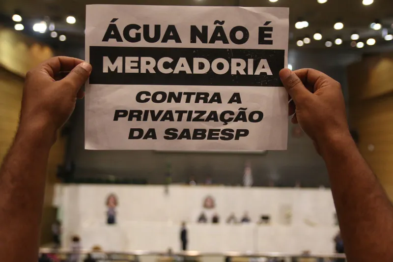 Sessão extraordinária na Assembleia Legislativa de São Paulo foi marcada por protestos contra a privatização da Sabesp nesta segunda-feira (04).