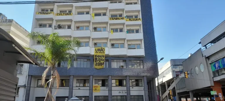 Movimento inicia ocupação de prédio da União abandonado há cinco anos no centro de Porto Alegre