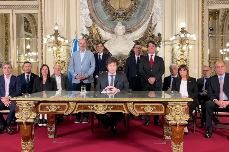 Milei anuncia 'plano motosserra' que desmonta Estado e fortalece o mercado 