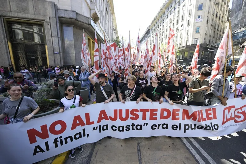 Milhares saem às ruas na Argentina na primeira mobilização contra o governo de Milei