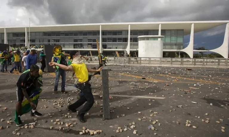 Atentado de 8 de janeiro já é fato histórico, mas ainda precisa ser enfrentado pelo país 