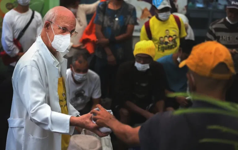 Coletivos fazem ato em solidariedade ao padre Júlio Lancellotti neste sábado (13), em São Paulo