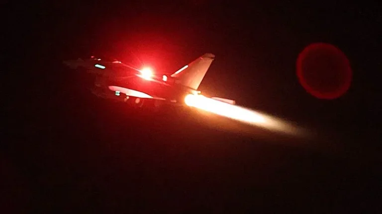 EUA e Reino Unido bombardeiam alvos houthis no Iêmen; grupo promete retaliação