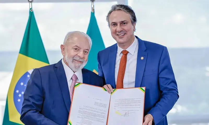 Lula ao lado do ministro Camilo Santana