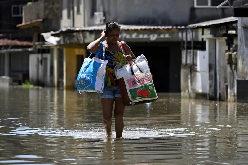 Chuvas torrenciais no Rio transformaram avenidas em rios e mataram pelo menos 12 pessoas