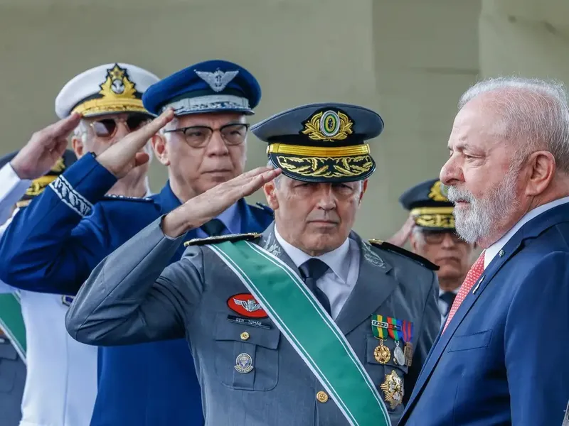 Forças Armadas prestam continência ao Presidente