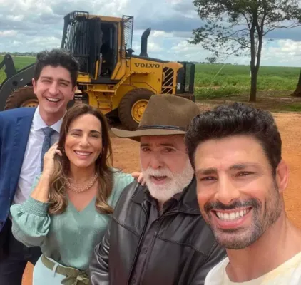Atores e atrizes de Terra e Paixão posam em selfie