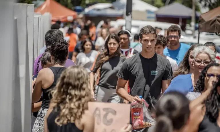 Ensino médio: pé de meia dará R$ 2 mil por ano a alunos de baixa renda