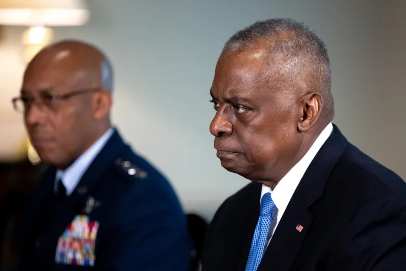 Lloyd Austin em reunião