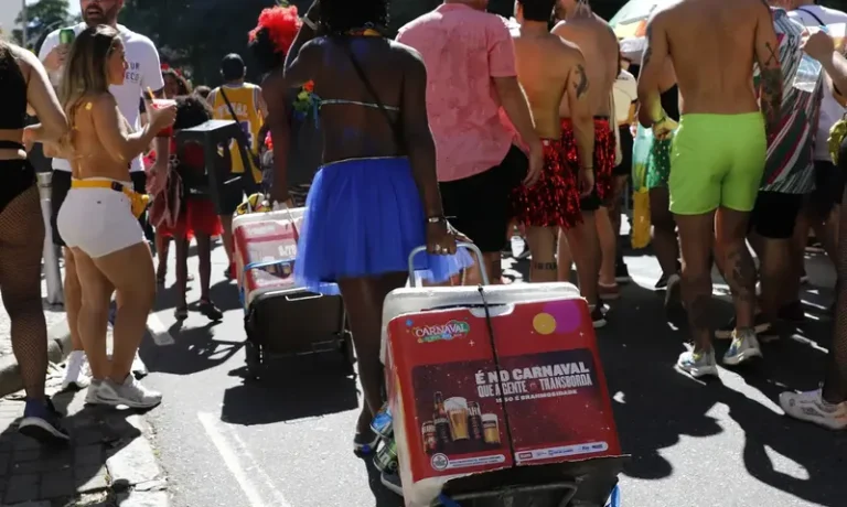 'Carnaval é o nosso 13º salário', diz liderança de camelôs