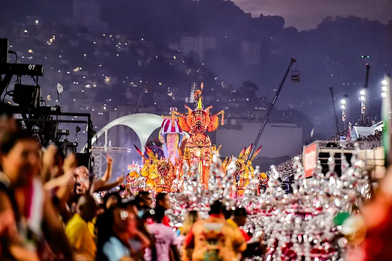 Escola de Niterói encantou a Sapucaí ao fechar os desfiles na segunda noite do Grupo Especial e conquistou o terceiro troféu