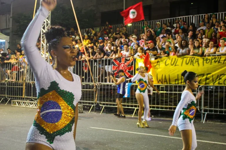 Porque o povo Sem Terra também ocupa o carnaval